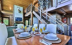 Peaceful Log-Style Chalet With Hot Tub